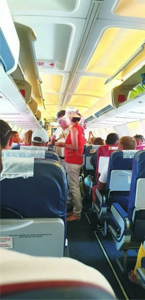 Senatorul Virginel Iordache, încercând să-și ocupe locurile rezervate în avionul care-l aducea din Antalya